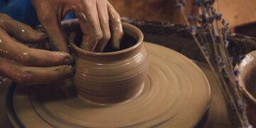 Clay art in Los Angeles: workshops in a pottery studio